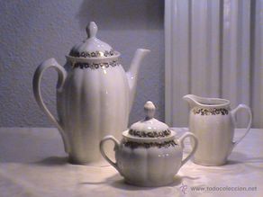Antigüedades: Juego de café porcelana Santa Clara con cenefa floral dorada
